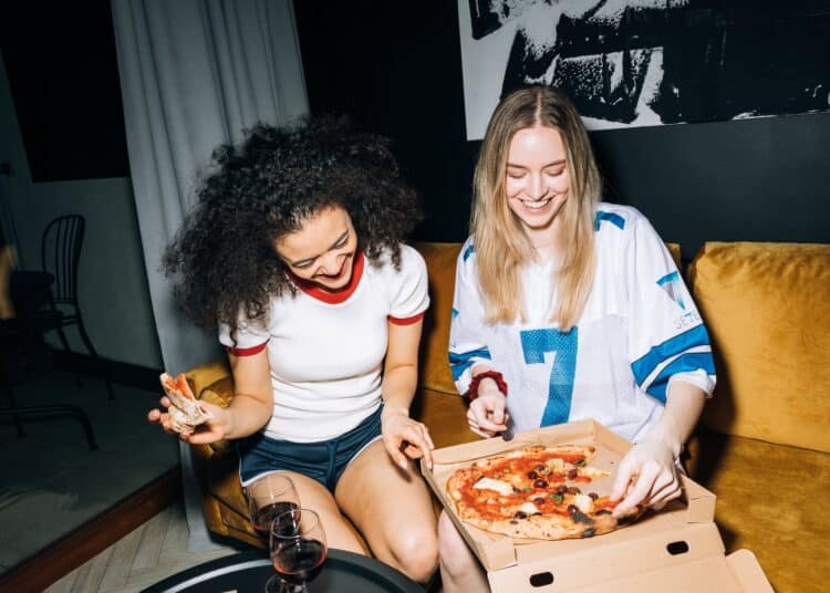 pexels-koolshooters- jeunes qui font la fête - 6 idées de soirées à faire dans son kot