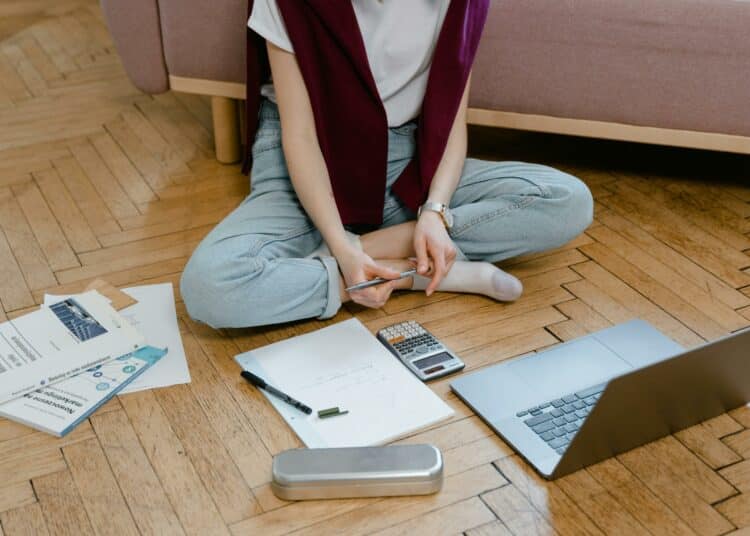 pexels-mart-production - Si t'es en blocus, ces 6 memes sont pour toi