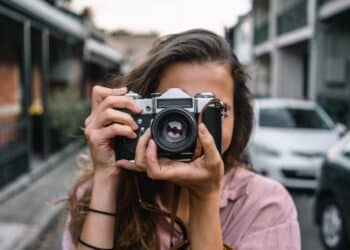 pexels-matt-hardy-étudiante qui prend une photo - Les meilleurs spots pour faire des photos dans les villes étudiantes de Belgique