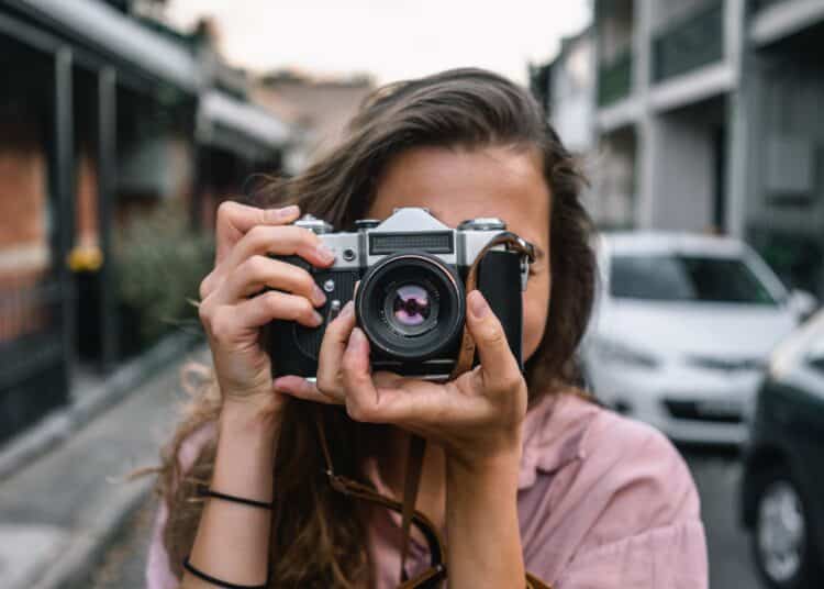 pexels-matt-hardy-étudiante qui prend une photo - Les meilleurs spots pour faire des photos dans les villes étudiantes de Belgique