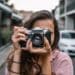 pexels-matt-hardy-étudiante qui prend une photo - Les meilleurs spots pour faire des photos dans les villes étudiantes de Belgique
