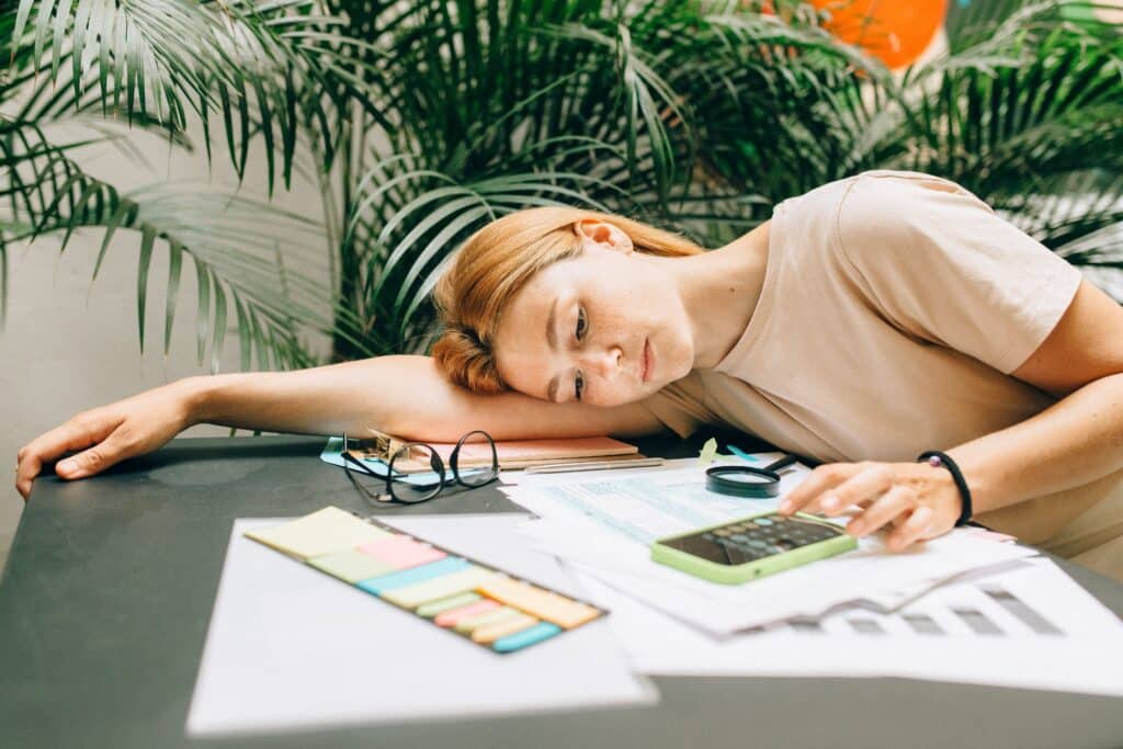 pexels-nataliya-vaitkevich- étudiante qui fait un budget - Comment gérer ton budget sorties Conseils pratiques pour les étudiants