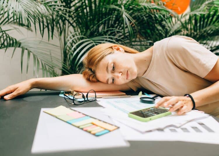 pexels-nataliya-vaitkevich- étudiante qui fait un budget - Comment gérer ton budget sorties Conseils pratiques pour les étudiants