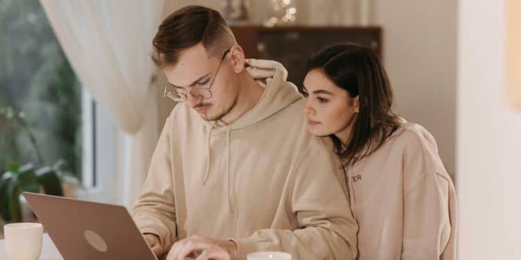 pexels-pavel-danilyuk- deux étudiants qui choisissent quoi faire à manger Les plats réconfortants à cuisiner pendant les mois d'hiver