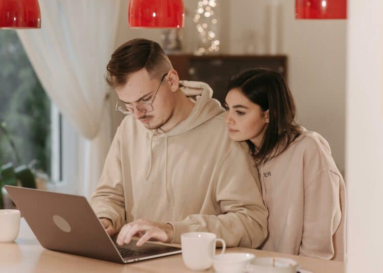 pexels-pavel-danilyuk- deux étudiants qui choisissent quoi faire à manger Les plats réconfortants à cuisiner pendant les mois d'hiver