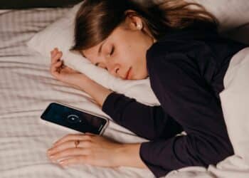 pexels-polina-kovaleva-personne qui dort - 4 situations que vivent les étudiants au moment d'aller dormir