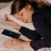 pexels-polina-kovaleva-personne qui dort - 4 situations que vivent les étudiants au moment d'aller dormir