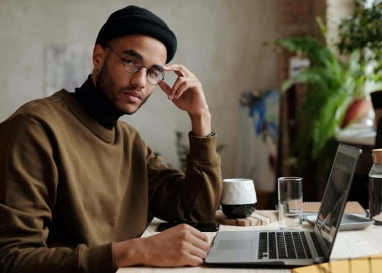pexels-tony-schnagl-étudiant qui pense-5 choses que tu dois absolument faire avant le blocus