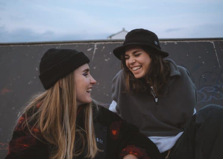 pexels-yaroslav-shuraev- deux étudiantes qui rient ensemble - Comment être l’étudiant le plus drôle de ton groupe de potes