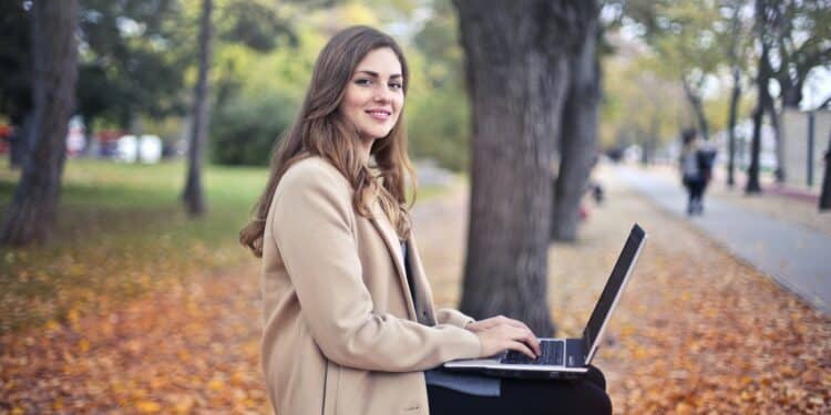 pexels-andrea-piacquadio-Équilibre entre les études et la vie sociale comment le maintenir