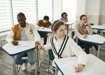 pexels-andy-barbour- étudiants qui passent un examen - 10 clichés sur les examens à l’université et en haute école