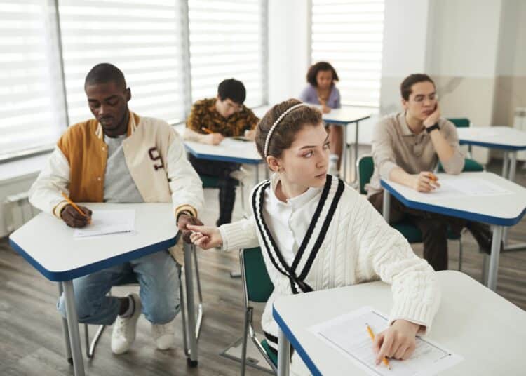 pexels-andy-barbour- étudiants qui passent un examen - 10 clichés sur les examens à l’université et en haute école