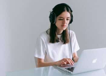 pexels-anna-shvets- étudiante qui étudie devant ordinateur - 8 outils pour améliorer ta concentration pendant tes révisions