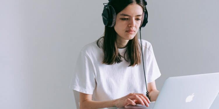 pexels-anna-shvets- étudiante qui étudie devant ordinateur - 8 outils pour améliorer ta concentration pendant tes révisions