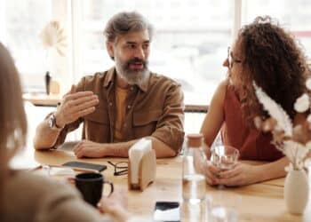 pexels-edmond-dantès-parents qui parlent-Les astuces infaillibles pour éviter les conversations gênantes avec tes parents