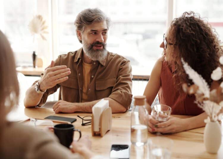 pexels-edmond-dantès-parents qui parlent-Les astuces infaillibles pour éviter les conversations gênantes avec tes parents