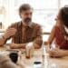 pexels-edmond-dantès-parents qui parlent-Les astuces infaillibles pour éviter les conversations gênantes avec tes parents