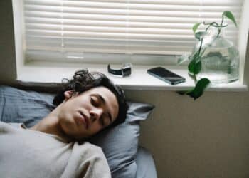 pexels-eren-li- étudiant qui dort - L’impact des écrans sur ton sommeil comment gérer durant les examens
