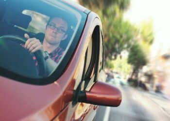 pexels-jA╠â┬®shoots- étudiant qui conduit - Comment éviter les erreurs lorsqu’on apprend à conduire
