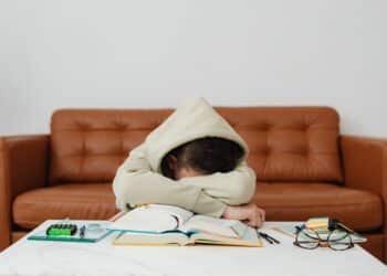 pexels-karolina-grabowska-étudiant qui est triste - Comment se préparer mentalement pour les examens
