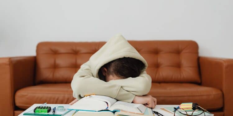 pexels-karolina-grabowska-étudiant qui est triste - Comment se préparer mentalement pour les examens