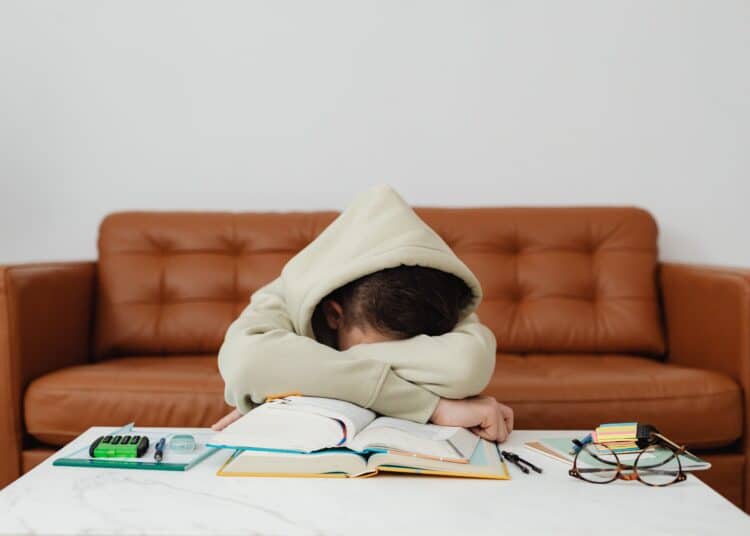pexels-karolina-grabowska-étudiant qui est triste - Comment se préparer mentalement pour les examens