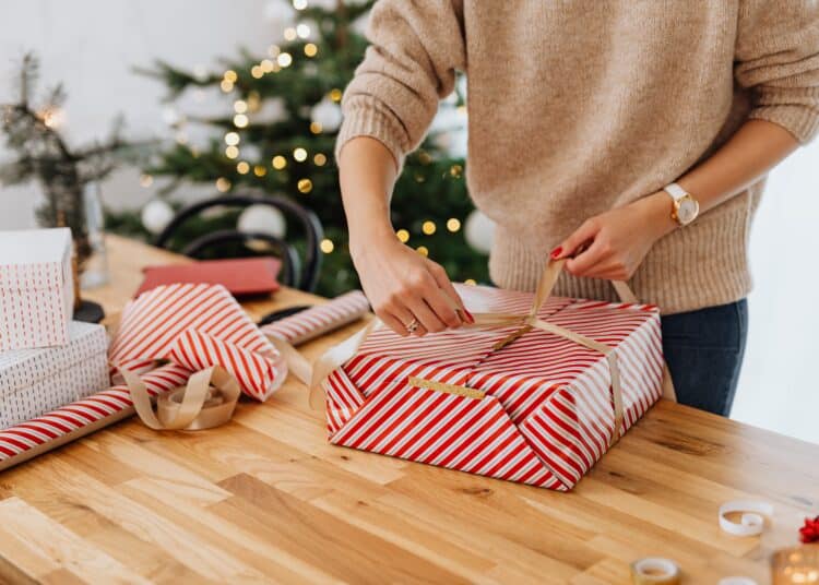 pexels-karolina-grabowska-personne qui emballe un cadeau de Noël-4 astuces de rat pour un Noël pas trop cher
