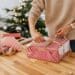 pexels-karolina-grabowska-personne qui emballe un cadeau de Noël-4 astuces de rat pour un Noël pas trop cher
