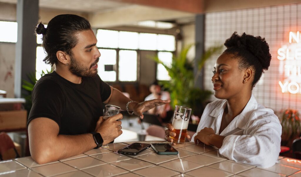 pexels-ketut-subiyanto- 5 redenen om als student na de les iets te gaan drinken met vrienden