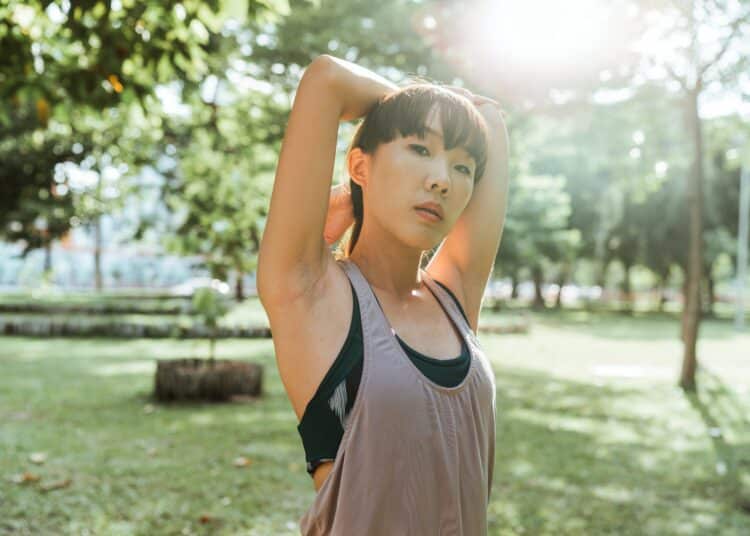 pexels-ketut-subiyanto-étudiante qui fait du sport - Comment se préparer mentalement pour les examens