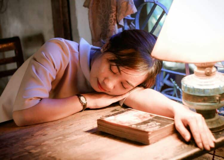 pexels-kha-ruxury- étudiante qui dort - Pourquoi aller dormir tôt durant les études