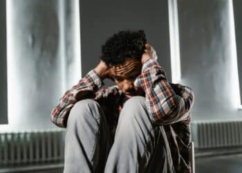 pexels-mart-production-étudiant en stress - Comment surmonter le stress lié aux examens