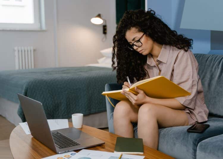 pexels-mart-production- étudiante en blocus - 4 applications pour optimiser ta productivité en blocus