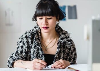 pexels-michael-burrows-étudiante qui se concentre sur ces cours - Comment créer un environnement de travail propice à la concentration durant ton blocus