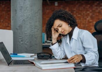 pexels-mikhail-nilov- étudiante en veille d'examen - Comment éviter la surcharge d'informations avant un examen