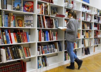 pexels-pixabay-étudiant en bibliothèque - Trouver la motivation comment rester motivé pendant les examens