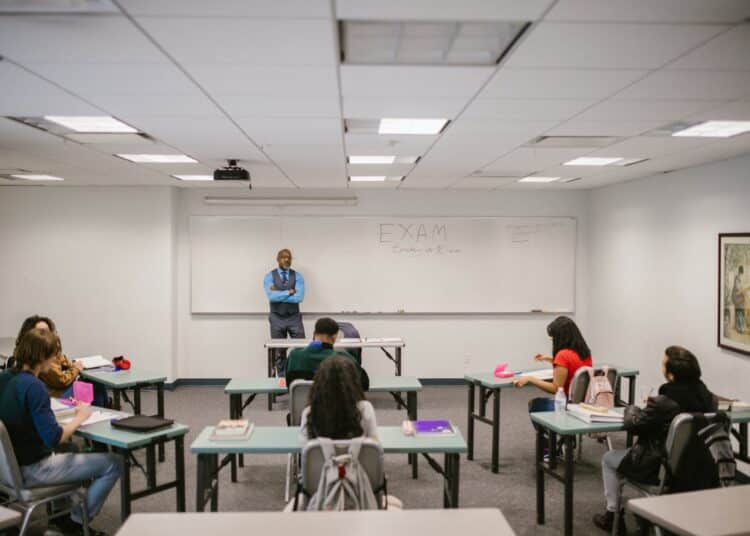 pexels-rdne-stock-project- étudiants qui passent un examen - Comment élaborer un plan de réponse structuré aux questions d'examens
