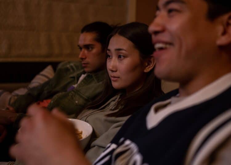 pexels-ron-lach-étudiants qui regardenr un film - Les 5 meilleurs films de Noël à regarder en blocus