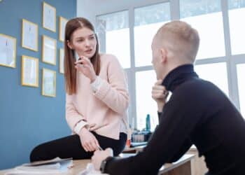 pexels-thirdman-prof et élève qui discutent - Top 4 des excuses les plus créatives pour ne pas rendre tes travaux