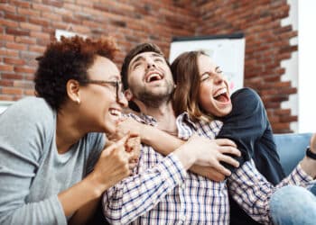 freepik - cookie studio - étudiants qui sont ensemble - 5 facons de montrer à tes colocs que tu tiens à eux