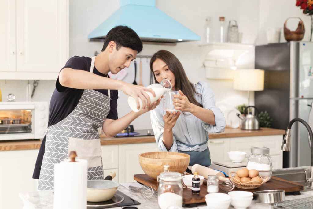 freepik - étudiant qui cuisine ensemble - 5 raisons de faire la chandeleur au kot