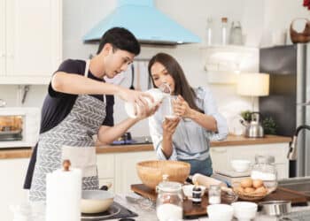 freepik - étudiant qui cuisine ensemble - 5 raisons de faire la chandeleur au kot