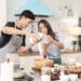 freepik - étudiant qui cuisine ensemble - 5 raisons de faire la chandeleur au kot