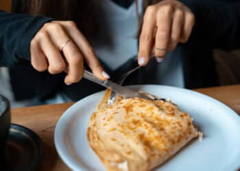 freepik - teksomolikaa - étudiant qui fait des crepes salées - 3 recettes originales de crêpes pour épater ton crush