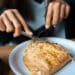 freepik - teksomolikaa - étudiant qui fait des crepes salées - 3 recettes originales de crêpes pour épater ton crush
