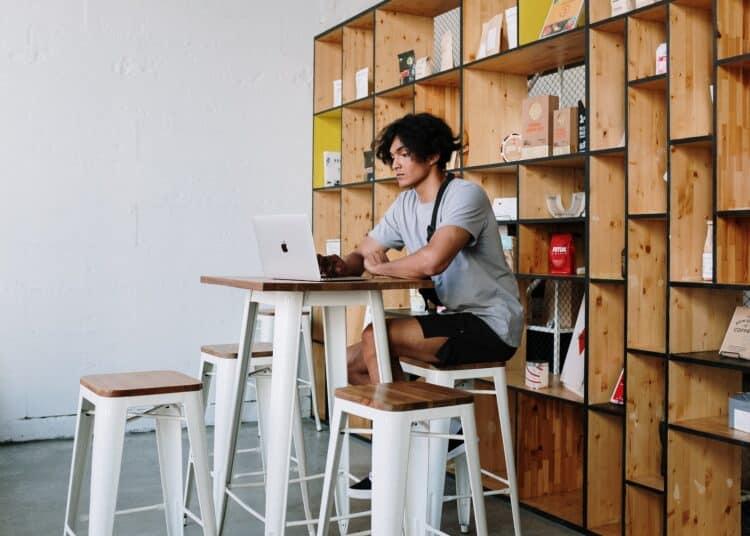 pexels-cottonbro-studio - 5 memes qui résument bien ta vie de célibataire