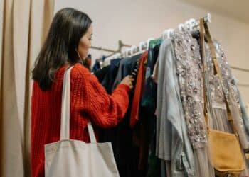 pexels-cottonbro-studio-étudiante qui fait les soldes - Le vintage trouver des pièces uniques pendant les soldes