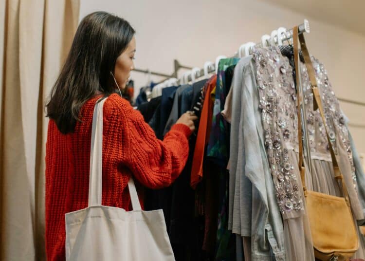 pexels-cottonbro-studio-étudiante qui fait les soldes - Le vintage trouver des pièces uniques pendant les soldes