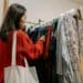 pexels-cottonbro-studio-étudiante qui fait les soldes - Le vintage trouver des pièces uniques pendant les soldes