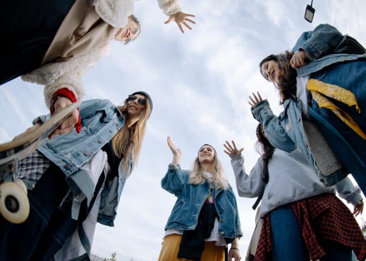 pexels-cottonbro-studio-étudiants qui sont amis - Les choses qui ne changent pas pour les étudiants en 2024 